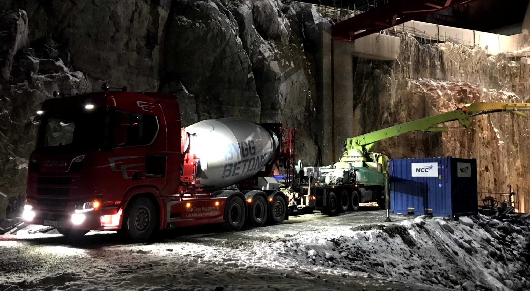 Bilden visar en betongbil från Byggbetong som är på uppdrag under jorden.